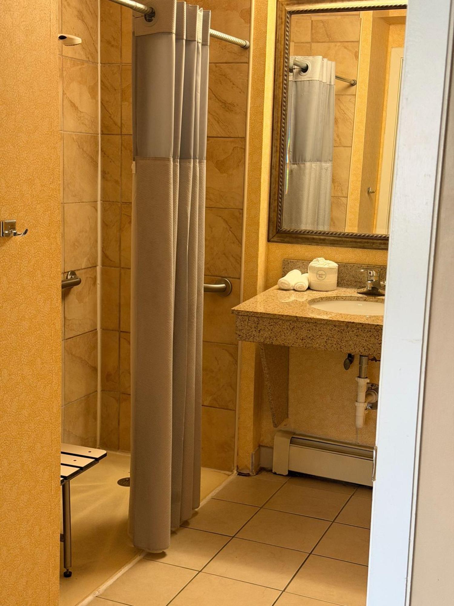 Queen Room Roll Shower